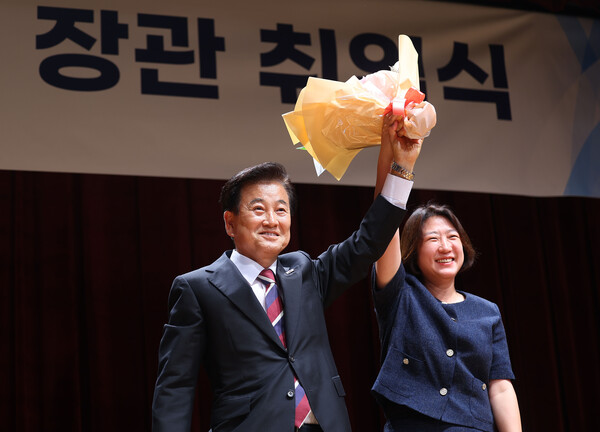 정동영 신임 통일부 장관이 25일 서울 종로구 정부서울청사 별관에서 열린 취임식에서 직원으로부터 축하 꽃다발을 받고 있다. 2025.7.25. 연합뉴스