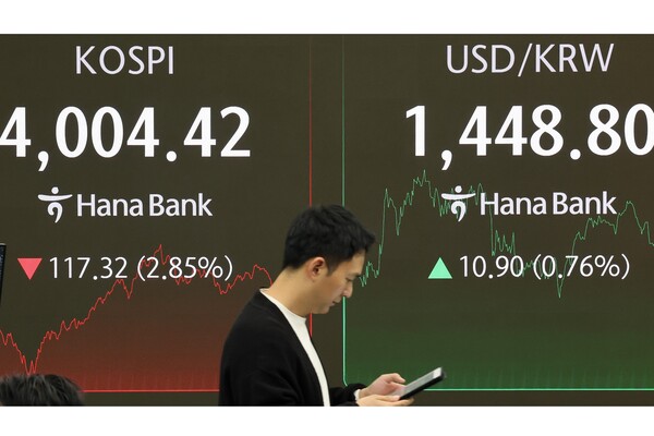 코스피는 급락하고 환율은 급등한 5일 서울 중구 하나은행 본점 딜링룸에서 딜러가 업무를 보고 있다. 2025.11.5. 연합뉴스