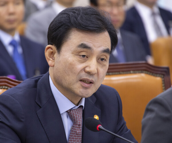 안규백 국방부 장관이 30일 국회에서 열린 국방위원회 2025년도 종합 국정감사에 출석해 한미 핵잠수함 추진 합의에 대한 의원 질의에 답하고 있다. 2025.10.30. 연합뉴스