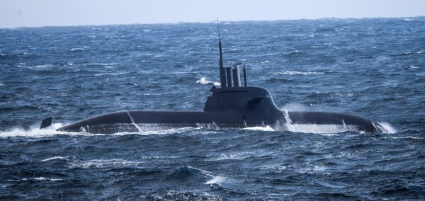 독일 해군 전기 공격 잠수함 U32(212A형)가 10월 16일 노르웨이 하르스타드 인근에서 항해하고 있다. 독일 해군은 10월 6일부터 30일까지 북해 노르웨이 연안에서 30년 만에 가장 큰 규모의 연례 '미사일 발사 훈련(MFE)'을 실시한다. '안도야(Andoya)'라는 이름의 올해 훈련은 독일 해군, 공군, 육군 승무원들이 거의 실제와 같은 환경에서 복잡한 무기 체계와 절차를 훈련한다. 2025.20.16.EPA 연합뉴스