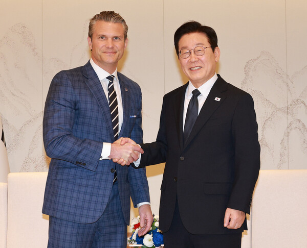 이재명 대통령이 4일 용산 대통령실에서 피트 헤그세스 미 국방부(전쟁부) 장관과 면담 전 악수하고 있다. 2025.11.4 2025.11.4 [대통령실통신사진기자단] 연합뉴스