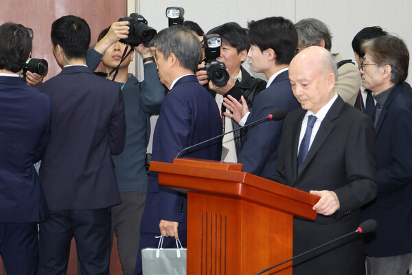 김용원 국가인권위원회 상임위원이 5일 서울 여의도 국회에서 열린 운영위원회의 국가인권위원회에 대한 국정감사에서 증인선서를 거부하고 의사진행을 방해해 퇴장조치 당하고 있다. 2025.11.5. 연합뉴스