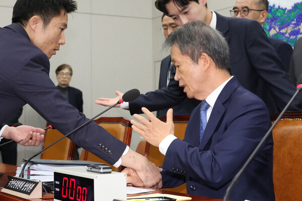김용원 국가인권위원회 상임위원이 5일 서울 여의도 국회에서 열린 운영위원회의 국가인권위원회에 대한 국정감사에서 증인선서를 거부하고 의사진행을 방해해 퇴장조치 당하고 있다. 김 상임위원은 "형사소송법 규정에 맞는 선서를 하겠다"라며 안창호 위원장을 비롯한 증인들과 함께 선서하기를 거부했다. 2025.11.5. 연합뉴스