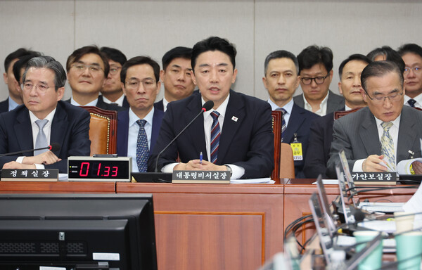 강훈식 대통령 비서실장이 6일 서울 여의도 국회에서 열린 운영위원회의 대통령비서실과 국가안보실, 대통령경호처 등에 대한 국정감사에서 위원 질의에 답하고 있다. 2025.11.6. 연합뉴스