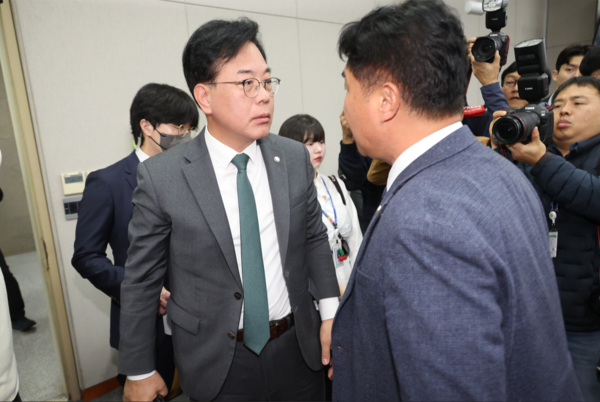 국민의힘 송언석 원내대표와 더불어민주당 이기헌 의원이 6일 서울 여의도 국회에서 열린 운영위원회의 대통령비서실과 국가안보실, 대통령경호처 등에 대한 국정감사에서 여야 설전으로 정회된 직후 이른바 '배치기'를 하며 충돌하고 있다. 2025.11.6. 연합뉴스