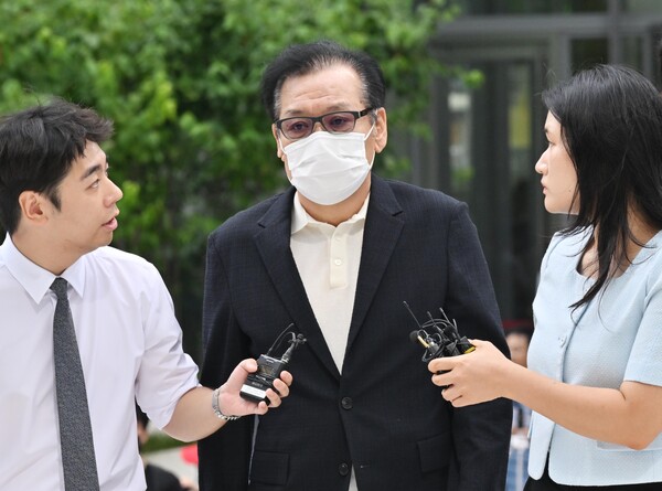 건진법사 전성배 씨가 18일 민중기 특별검사팀 사무실이 마련된 서울 종로구 KT 광화문빌딩 웨스트로 들어가고 있다. 전씨는 2022년 4∼8월께 윤모 통일교 전 세계본부장으로부터 교단 현안 관련 청탁과 함께 다이아몬드 목걸이, 샤넬백 등을 받은 뒤 이를 김건희에게 전달했다는 혐의를 받고 있다. 2025.8.18. 연합뉴스