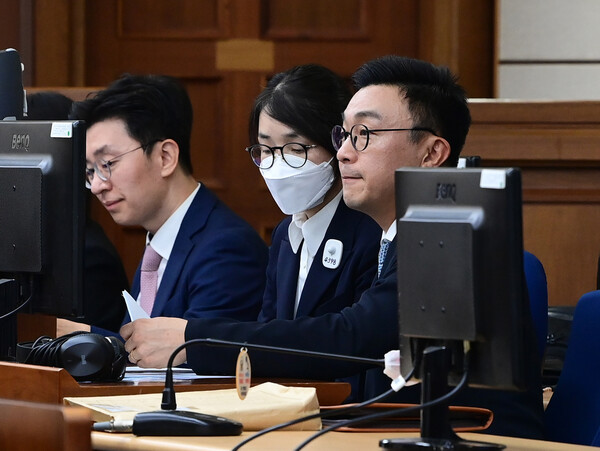 도이치모터스 주가조작 혐의와 통일교 금품수수 의혹 등으로 구속기소 된 김건희 씨가 24일 서울 서초구 서울중앙지법에서 열린 첫 재판에 출석해있다. 2025.9.24. 연합뉴스