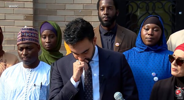 뉴욕의 한 이슬람 센터를 찾아 자신도 이슬람교도들에 대한 편견과 혐오의 피해자임을 말하면서 북받치는 감정을 조절하려는 맘다니. 그는 모든 종교의 존엄성이 지켜져야 한다고 호소했다. (ABC News 화면 캡처)