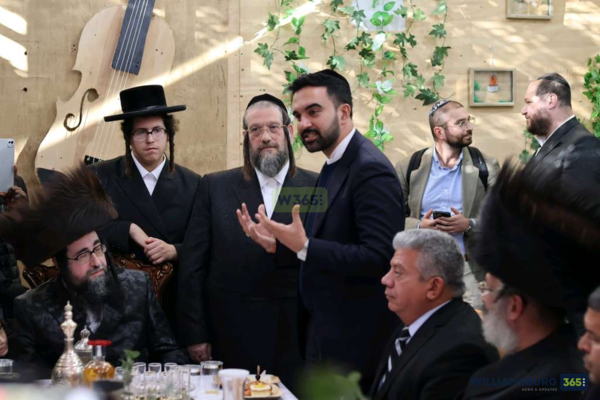 선거 기간에 이슬람교도인 맘다니는 반유태인, 반이스라엘주의자란 상대의 공격을 받았다. 뉴욕의 전통적 유대인 공동체를 방문해 자기의 생각을 전하는 맘다니. (Williamsberg 365 Homepage 갈무리)