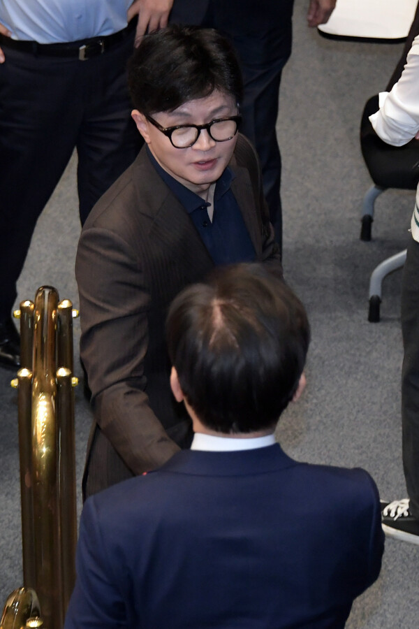 한동훈 국민의당 대표와 이재명 더불어민주당대표가 4일 새벽 서울 여의도 국회 본회의장에서 윤석열 대통령이 선포한 비상계엄 해제 요구안을 가결하면서 악수를 하고 있다. 2024.12.4. 연합뉴스