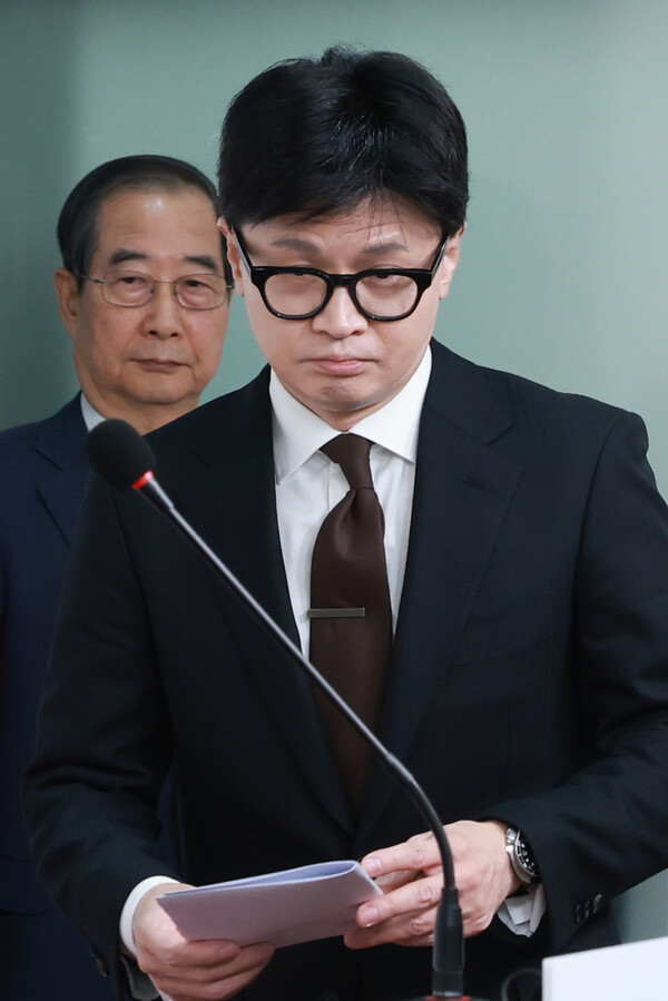 한덕수 국무총리와 국민의힘 한동훈 대표가 8일 오전 서울 여의도 국민의힘 당사에서 국정 수습 방안을 담은 공동 담화문을 발표하기 위해 회견장으로 들어서고 있다. 2024.12.8. 연합뉴스