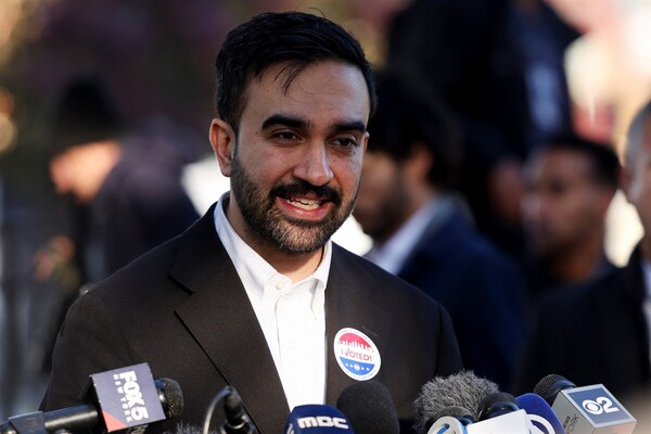 4일 조란 맘다니 민주당 뉴욕시장 후보가 미국 뉴욕시 퀸즈 자치구 애스토리아의 한 공원에서 뉴욕 시장 선거 투표를 마친 후 기자들 앞에 선 모습. (로이터/연합뉴스)