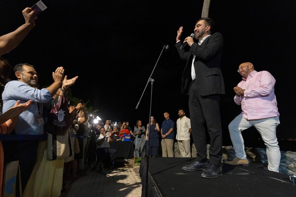 6일(현지시간) 푸에르토리코 산후안에서 열린 소모스 푸에르토리코 회의에서 뉴욕시 시장 당선인 조란 맘다니가 연설하자 청중들이 박수를 보내고 있다. (AP/연합뉴스)