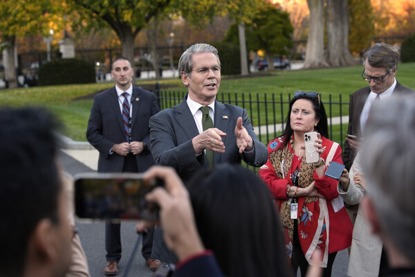 스콧 베센트 재무장관이 2025년 11월 5일 수요일 워싱턴 D.C. 백악관에서 기자들과 대화하고 있다. 사진: 유리 그리파스/UPI