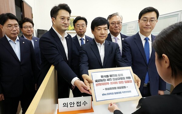 더불어민주당 3대특검 종합대응 특별위원회 이성윤 의원 등이 18일 서울 여의도 국회 의안과에 '윤석열·김건희 등의 국정농단 사건 진상규명을 위한 전담재판부 설치에 관한 법률안'을 제출하고 있다. 2025.9.18. 연합뉴스