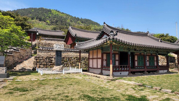 전남 광양시 태인도에는 김 양식 창안자 김여익을 기리는 사당 안호사(뒤), 재실 영모재(앞), 공적을 기록한 신도비(왼쪽) 등이 세워져 있다. (광양시 제공)