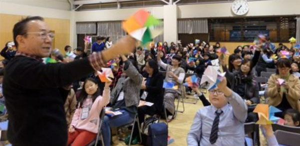 2015년 일본 동경한국학교에서 열린 대한민국 종이접기 문화축제 한마당에서 김영만 종이문화재단 평생교육원장이 참가자들에게 요술꽃 접기를 가르치고 있다. (연합뉴스 제공)