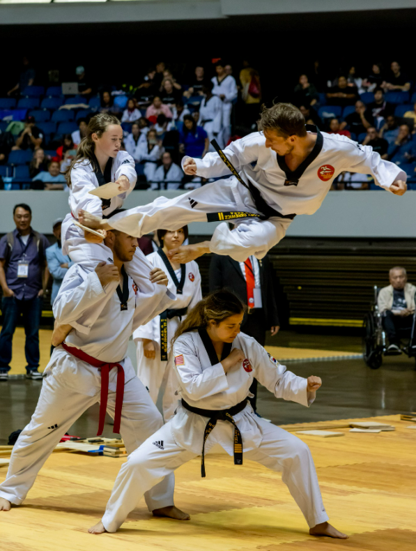 2025년 7월 미국 캘리포니아 애너하임 컨벤션센터에서 열린 국기원 세계태권도 한마당에서 외국인 참가자들이 멋진 발차기로 송판을 격파하고 있다. (국기원 제공)