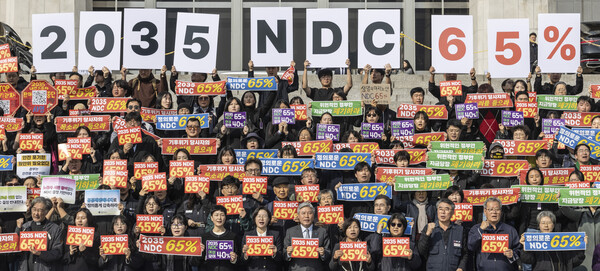 정부가 2035년 국가 온실가스 감축목표(2035 NDC)를 발표한 6일 국회에서 기후위기비상행동이 개최한 시민집중 행동에서 참석자들이 정부의 중장기 탄소감축률 65% 수준 설정을 촉구하는 퍼포먼스를 하고 있다. 정부는 이날 국회의원회관에서 열린 '2035 국가 온실가스 감축 목표' (2035 NDC) 공청회에서 우리나라의 새 온실가스 감축 목표를 2035년까지 2018년 대비 '50∼60%' 감축 또는 '53∼60%' 감축하는 두 가지 안을 제시했다. 2025.11.6. 연합뉴스
