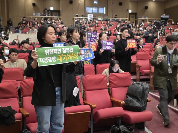  6일 서울 영등포구 국회의원회관에서 열린 2035 국가 온실가스 감축 목표 공청회에서 참석자들이 정부 후보안에 항의하고 있다. 2025.11.6. 연합뉴스