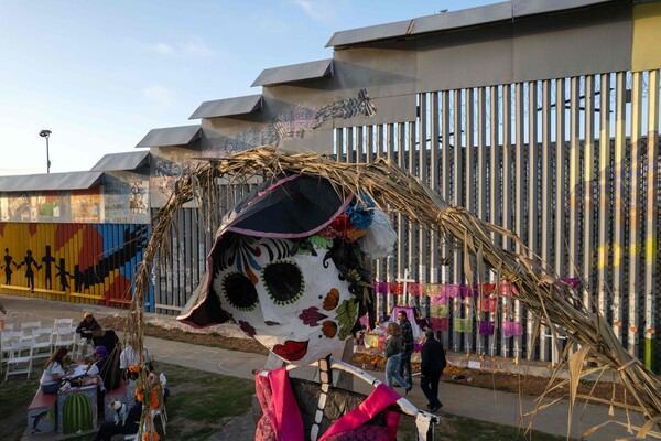 1일, 멕시코 바하칼리포르니아주 플라야스 데 티후아나에서 ‘죽은 이들의 날’ 행사에서 멕시코-미국 국경 장벽에서 숨진 이주민들을 추모하고 있다. 2025. 11. 01 [AFP=연합뉴스]