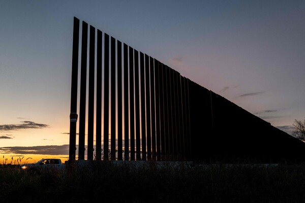 14일, 텍사스주 이글패스의 국경 장벽 뒤로 해가 지고 있다. 미국 국토안보부는 연방정부가 미 남서부 국경을 따라 230마일에 걸쳐 장벽을 확장하기 위해 총 40억 달러가 넘는 10건의 건설 계약을 체결할 것이라고 발표했다. 이 계약들은 조명, 카메라, 강철 장벽, 그리고 다양한 탐지 기술을 포함한 추가 보안 조치를 시행하는 것을 목표로 한다. 2025. 10. 14 [AFP=연합뉴스]