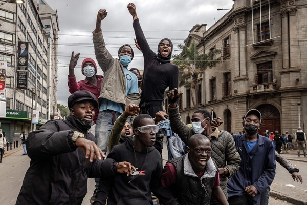 케냐 수도 나이로비의 도심 거리에서 항의 시위를 벌이는 청년들이 반정부 구호를 외치고 있다. [AFP=연합뉴스]