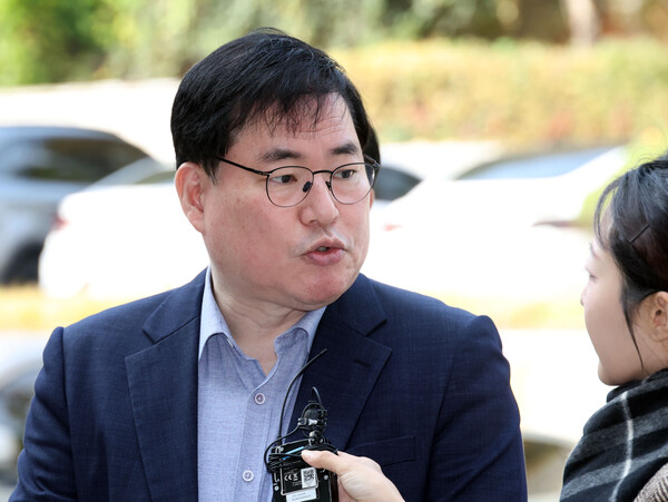 대장동 개발 비리 의혹으로 재판에 넘겨진 유동규 전 성남도시개발공사 기획본부장이 31일 서울 서초구 중앙지법에서 열린 1심 선고공판에 출석하며 입장을 밝히고 있다. 2025.10.31 [공동취재] 연합뉴스