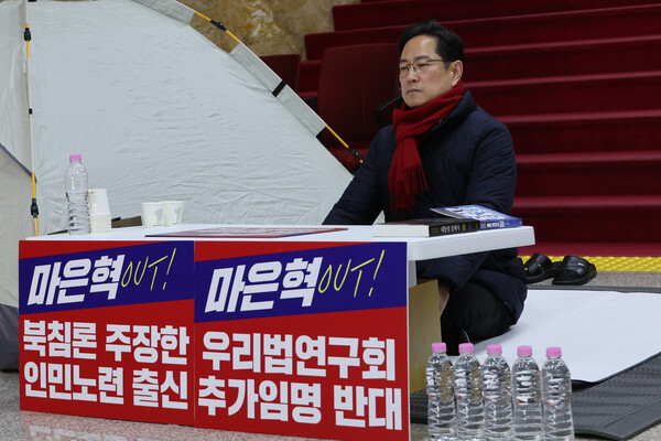 국민의힘 박수영 의원이 3일 서울 여의도 국회 로텐더홀에서 마은혁 헌법재판관 임명에 반대하는 단식농성을 하고 있다. 2025.3.3. 연합뉴스