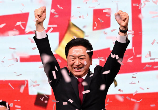 2023년 3월 8일 경기도 고양시 일산 킨텍스에서 열린 국민의힘 제3차 전당대회에서 김기현 신임 당 대표가 당선이 확정된뒤 손을 들어 인사하고 있다. 2023.3.8 [공동취재] 연합뉴스