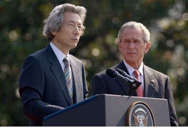 2006년 미국 방문 당시 조지 부시 대통령과 함께 선 고이즈미 준이치로 일본총리. 위키피디아