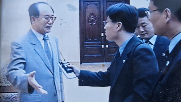 2002년 9월 20일 평양 봉화예술극장, KBS 교향악단 공연을 격려 차 보러 온 김영남 최고인민회의 상임위원장을 KBS취재진이 인터뷰하고 있다. 오른쪽 무선마이크 들고 있는 사람이 필자.