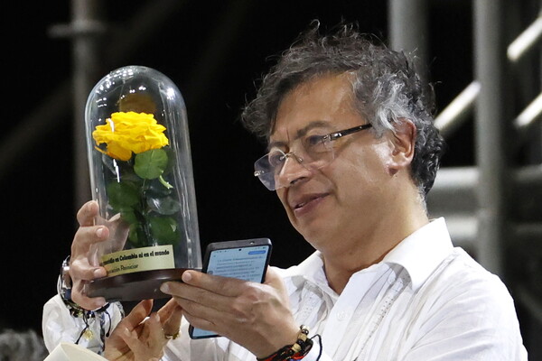 콜롬비아의 구스타보 페트로 대통령이 9일 산타마르타에서 열린 행사 도중 노란 장미를 바라보고 있다. 콜롬비아 정부는 이날 행사에서 1984년~2002년 좌파 정당인 '애국연합'(UP) 당원 수천 명을 학살한 데 대한 정부의 책임을 인정하고 공식으로 사과했다. 2025. 11. 09 [EPA=연합뉴스]