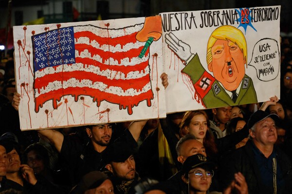 24일 콜롬비아 수도 보고타의 볼리바르 광장에서 열린 친정부 집회에서 시민들이 미국 성조기와 도널드 트럼프 대통령의 얼굴이 그려진 현수막을 들고 있다. 미국은 이날 구스타보 페트로 콜롬비아 대통령이 불법 마약 밀매 조직을 방치한다면서, 그와 그의 가족을 제재 대상에 올렸다. 2025. 10. 24 [AFP=연합뉴스]