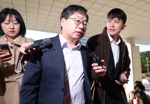 노만석 검찰총장 직무대행이 10일 서울 대검찰청으로 출근하며 취재진의 질문을 받고 있다. 2025.11.10. 연합뉴스