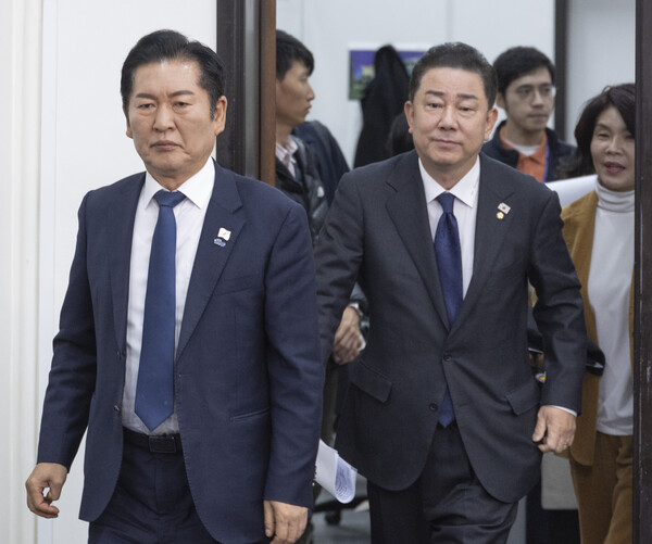 더불어민주당 정청래 대표와 김병기 원내대표를 비롯한 당 지도부들이 10일 국회에서 열린 최고위원회의에 입장하고 있다. 2025.11.10. 연합뉴스