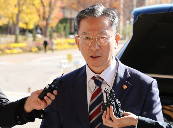 정성호 법무부 장관이 10일 정부과천청사 법무부로 출근하며 검찰의 '대장동 항소 포기' 결정과 관련한 입장을 밝히고 있다. 2025.11.10. 연합뉴스