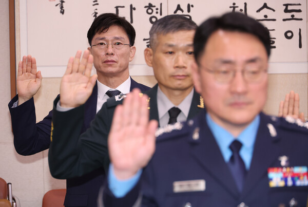 임성근 전 해병대 1사단장(맨왼쪽)이 17일 서울 여의도 국회 법제사법위원회에서 열린 군사법원 등에 대한 국정감사에서 선서하고 있다. 2025.10.17. 연합뉴스