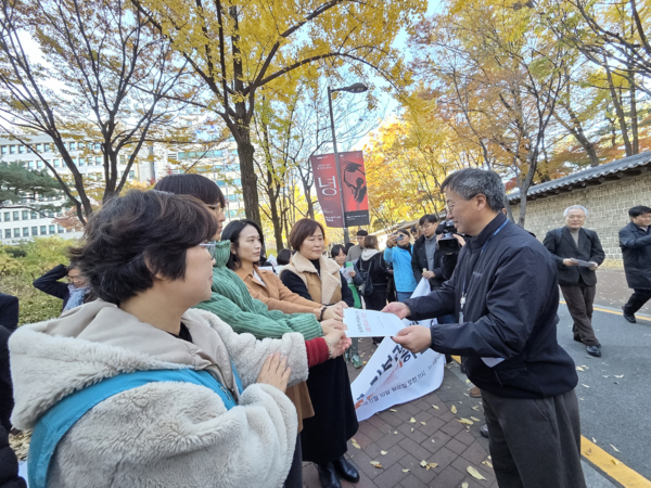 10일 120개 기관·단체로 구성한 ′국민의힘 서울시의회 시의원이 ′학원 심야 교습시간 연장′을 발의한 데 대해이를 규탄하는 ′범시민행동공동대책위원회′가 서소문 서울청사 앞에서 학원 심야 교습시간 연장 조례안 즉각 폐기를 촉구하는 연대 기자회견 직후 학원 심야 교습 연장 조례안 폐기 촉구 서한문을 서울시 의회 관계자에게 전달하고 있다. (공대위 제공)