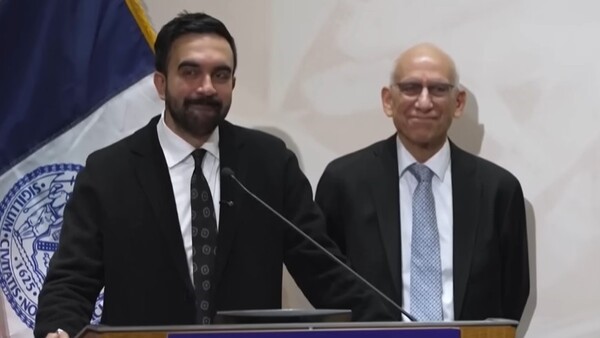 조란 맘다니 뉴욕 시장 당선자(왼쪽)는 딘 풀레이한(오른쪽)를 제1 부시장으로 임명했다. 50년 경험을 가진 정부 예산 재정 전문가이다. 맘다니 당선자의 진보적 정책을 예산으로 뒷받침하는 역할을 수행할 것으로 기대된다. (DRM News 유튜브 화면 캡처)