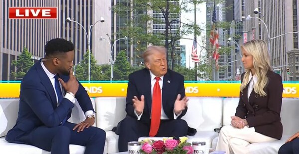 맘다니 당선자는 이번 선거기간 동안 자신을 작은 공산주의자로 폄훼하며 적개심을 보였던 도널드 트럼프 대통령과도 뉴욕 시민들의 삶을 향상하기 위해서라면 대화할 수 있다고 말한 바 있다. 한 방송 대담 프로그램에서 트럼프 대통령(중앙)이 맘다니 당시 후보를 비난하는 장면. (Fox 5 New York 유튜브 화면 캡처)