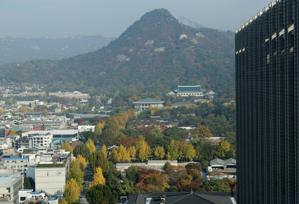 7일 정부서울청사에서 바라본 종로구 청와대 주변이 가을 단풍으로 물들어 있다. 2025.11.7. 연합뉴스