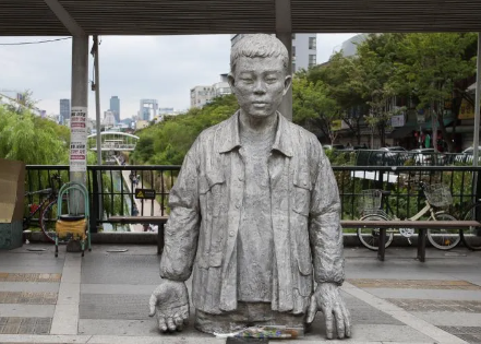 서울 청계천에 위치한 전태일 다리에 서 있는 전태일의 반신상.