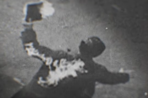 전태일 열사의 분신 장면을 형상화한 모습. MBC 유튜브 갈무리