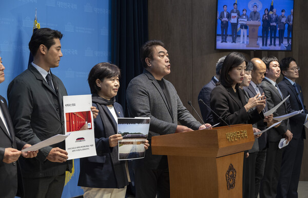 이원종 더불어민주당 문화예술특별위원회 공동위원장과 위원들이 11일 국회에서 종묘 앞 고층 건물 개발 반대 기자회견을 하고 있다. 2025.11.11. 연합뉴스