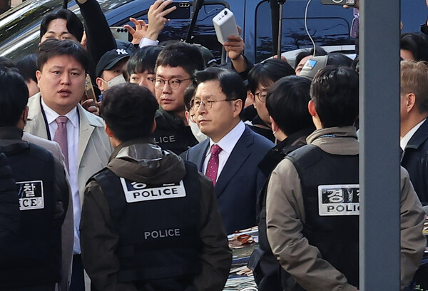 12·3 비상계엄 관련 내란·외환 의혹을 수사하는 조은석 특별검사팀이 12일 서울 용산구 자택에서 황교안 전 국무총리를 체포하고 있다. 2025.11.12. 연합뉴스