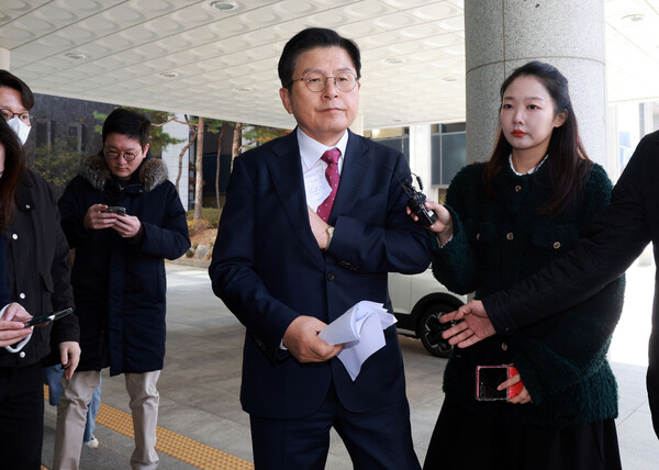 내란 선전·선동 혐의 관련 내란특검팀에 의해 체포된 황교안 전 국무총리가 12일 서울 서초구 서울고등검찰청에 마련된 내란 특검 사무실로 향하고 있다. 2025.11.12. 연합뉴스