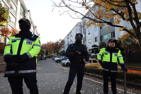12·3 비상계엄 관련 의혹을 수사하는 조은석 내란 특별검사팀이 12일 서울 용산구에 있는 황교안 전 국무총리 자택에서 내란 선전·선동 혐의와 관련해 체포영장을 집행, 체포를 시도 중이다. 사진은 황 전 총리 자택 앞. 2025.11.12. 연합뉴스