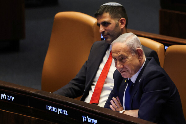 베냐민 네타냐후 이스라엘 총리가 10일 예루살렘에 있는 크네세트(이스라엘 의회) 본회의에 참석하고 있다. 오른쪽엔 베잘렐 스모트리히 재무장관. 2025. 11. 10 [로이터=연합뉴스]