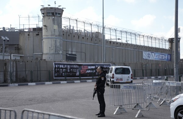 13일 점령지 요르단강 서안의 이스라엘 오페르 군 교도소 밖에서 하마스의 이스라엘 인질 석방에 맞춰 석방될 팔레스타인인들을 실어나르기 위해 상당수의 이스라엘 승합차들이 대기하고 있다. 2025. 10. 13 [AP=연합뉴스]